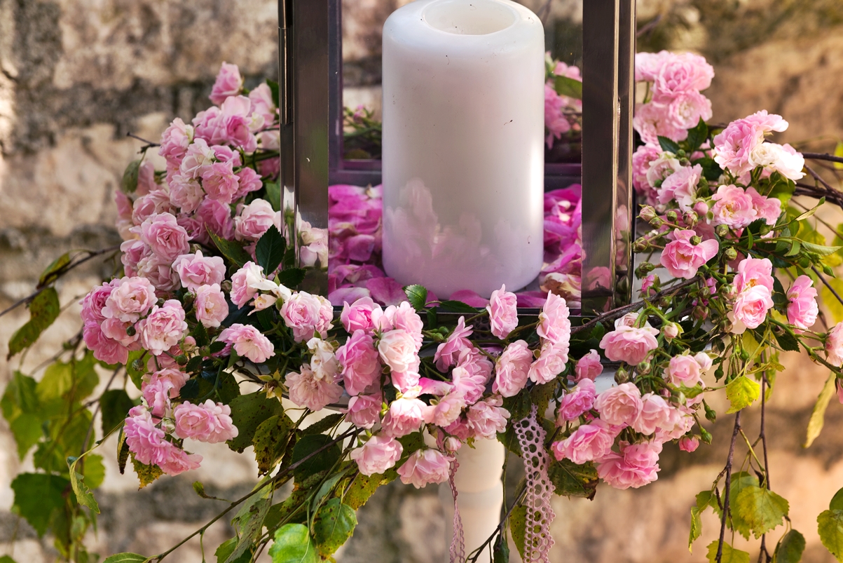 Blumenkranz aus Birkenzweigen und Rosen